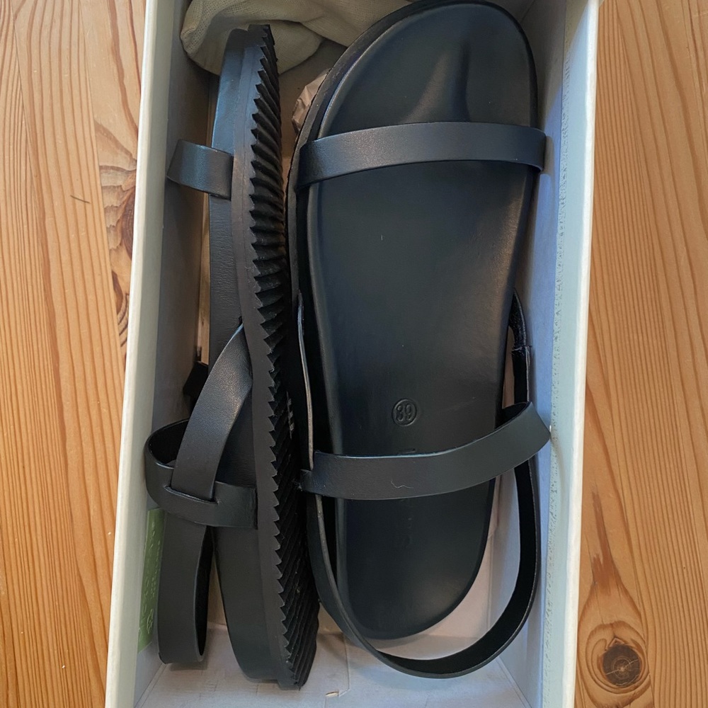 NWT St Agni black leather GIO sandals sold out!